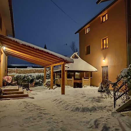 Guest House Mandrivnyi Rooms&Apartments Yasinya Exterior foto