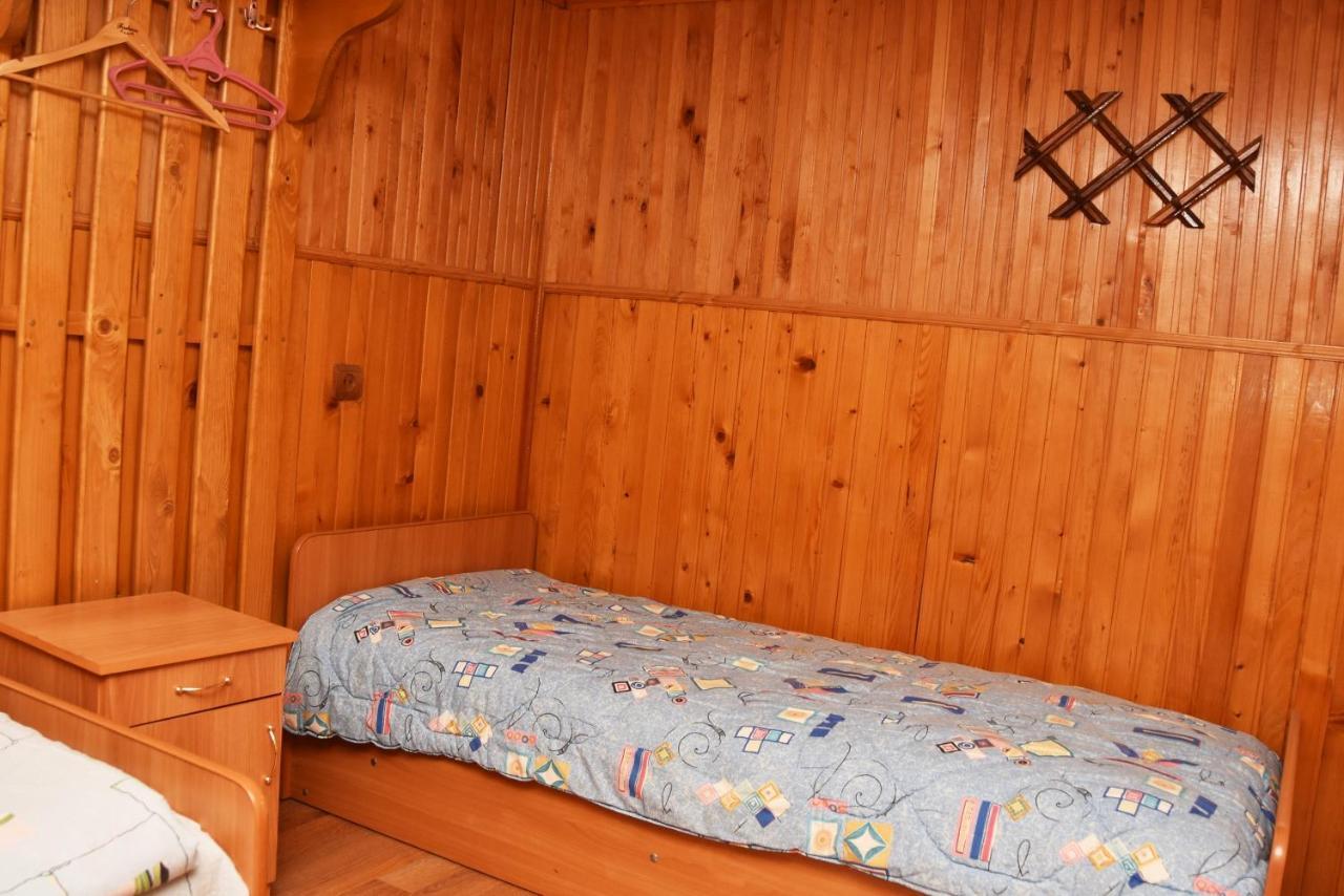 Guest House Mandrivnyi Rooms&Apartments Yasinya Exterior foto