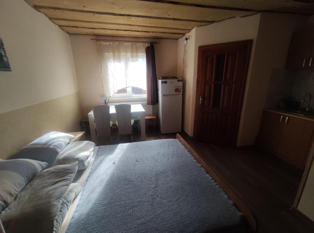 Guest House Mandrivnyi Rooms&Apartments Yasinya Exterior foto
